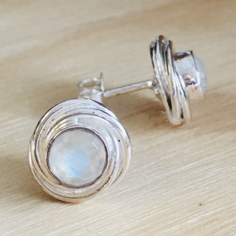 oh143-facettierter-regenbogen-mondstein-10-mm