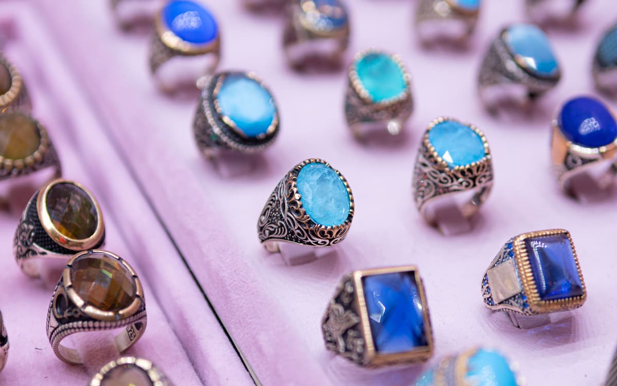 Edelsteinschmuck richtig pflegen: Tipps für dauerhaften Glanz