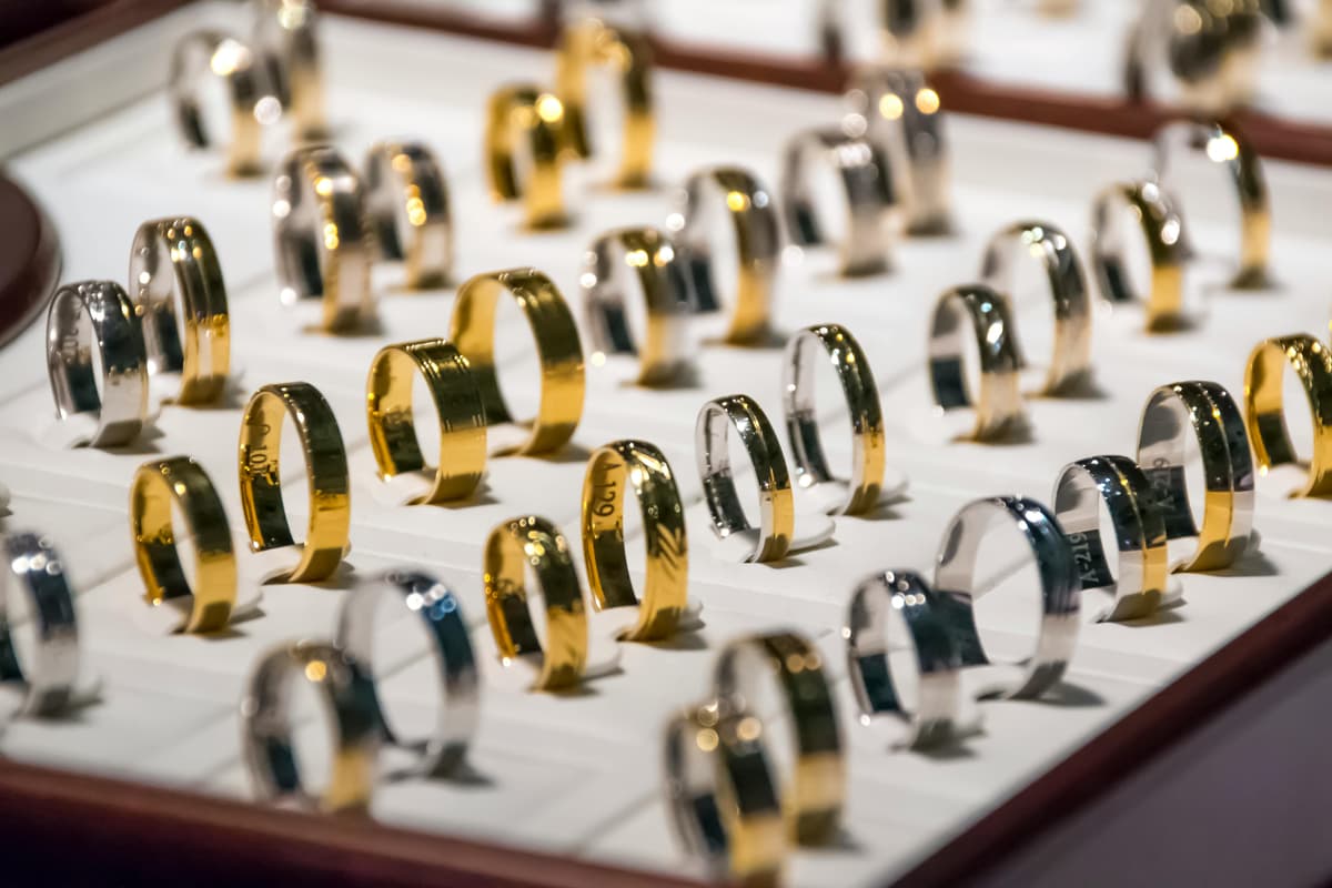 Gravur auf Schmuck und Uhren: Techniken und Bedeutung